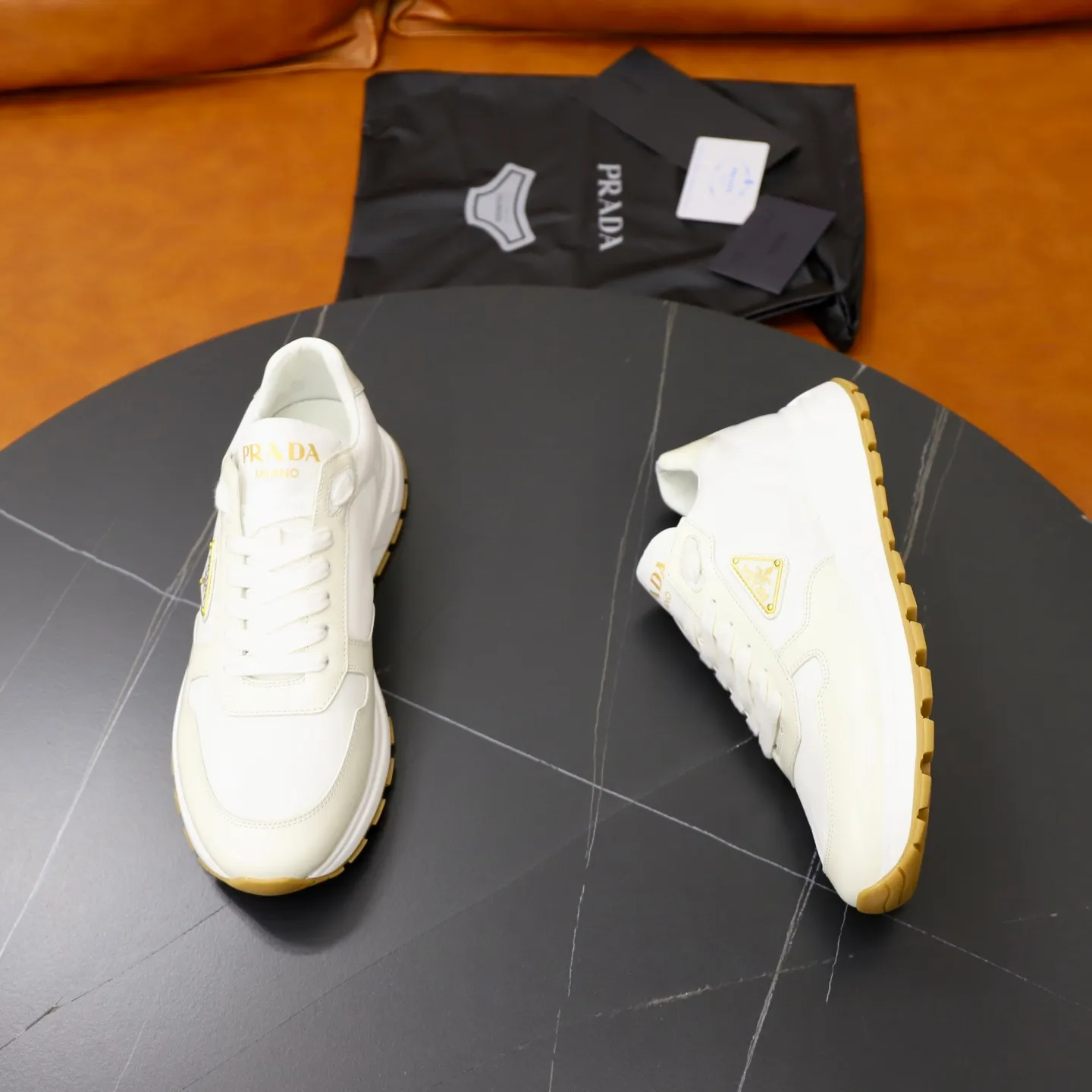 Factory price: 600💰Top original order Brand: PRADA (Prada) Standard code: Men's size 38/44 (45 can be customized) Grade: Same as the official website Material: Original cowhide stitched with imported cloth, cowhide lining, original combination of two-color wear-resistant soft outsole Style category: casual sports version, young fashion, European and American trend, British style Color: actual picture color